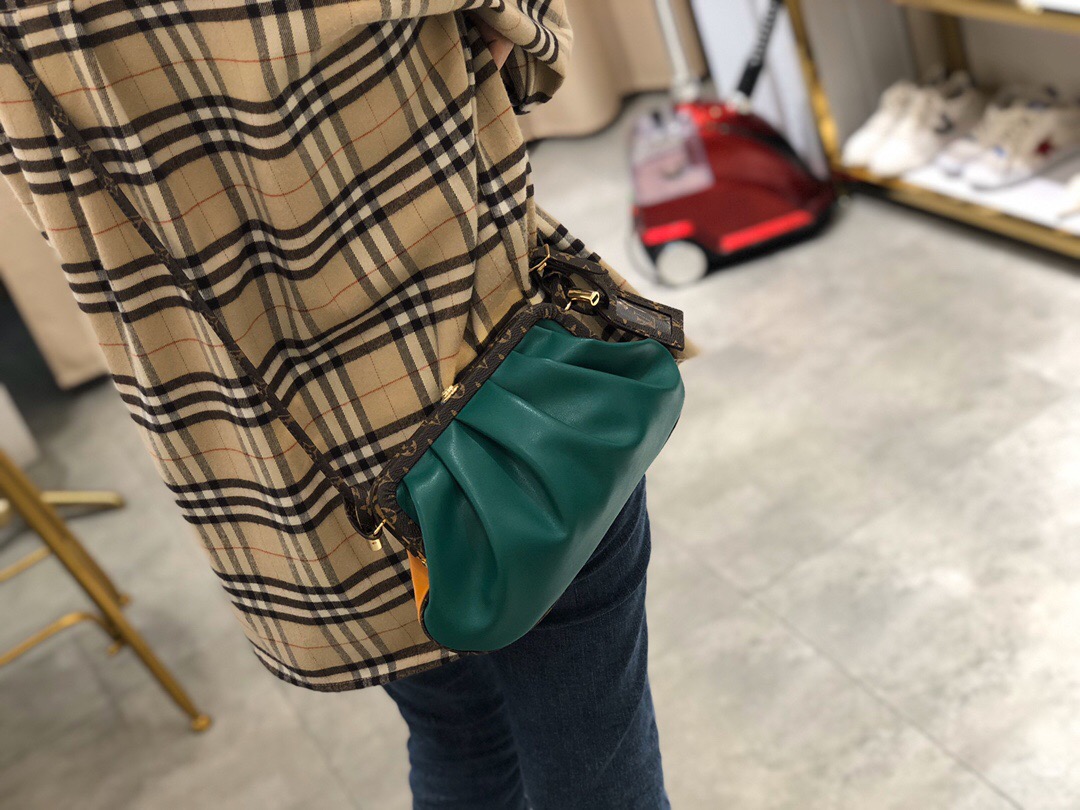 Cheap 2020 Cheap Louis Vuitton Crossbody Bag 222416,85 [FB222416